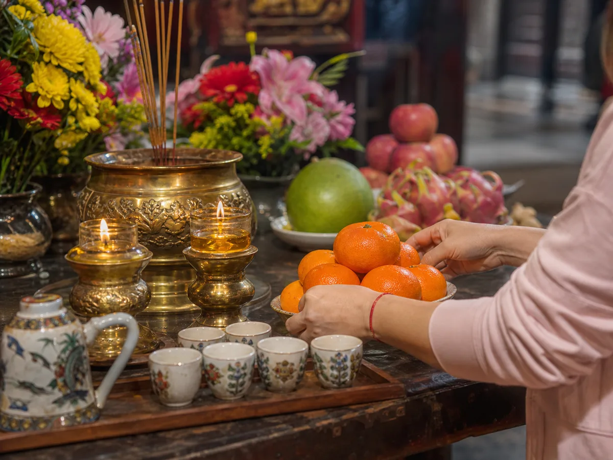 Fruit, flowers, and lamps arranged for a thanksgiving vow-return prayer.